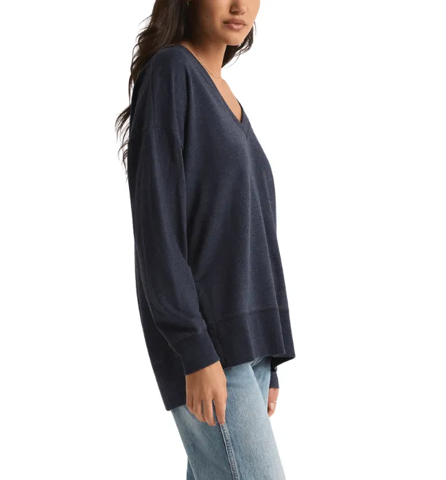 MODERN V-NECK WEEKENDER