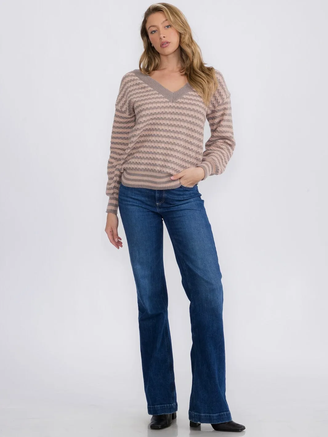 WOMEN'S LONG SLEEVE V-NECK KNIT COLORBLOCK SWEATER