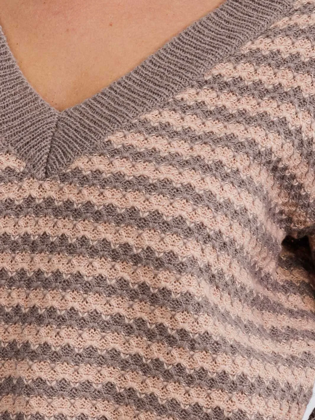 WOMEN'S LONG SLEEVE V-NECK KNIT COLORBLOCK SWEATER